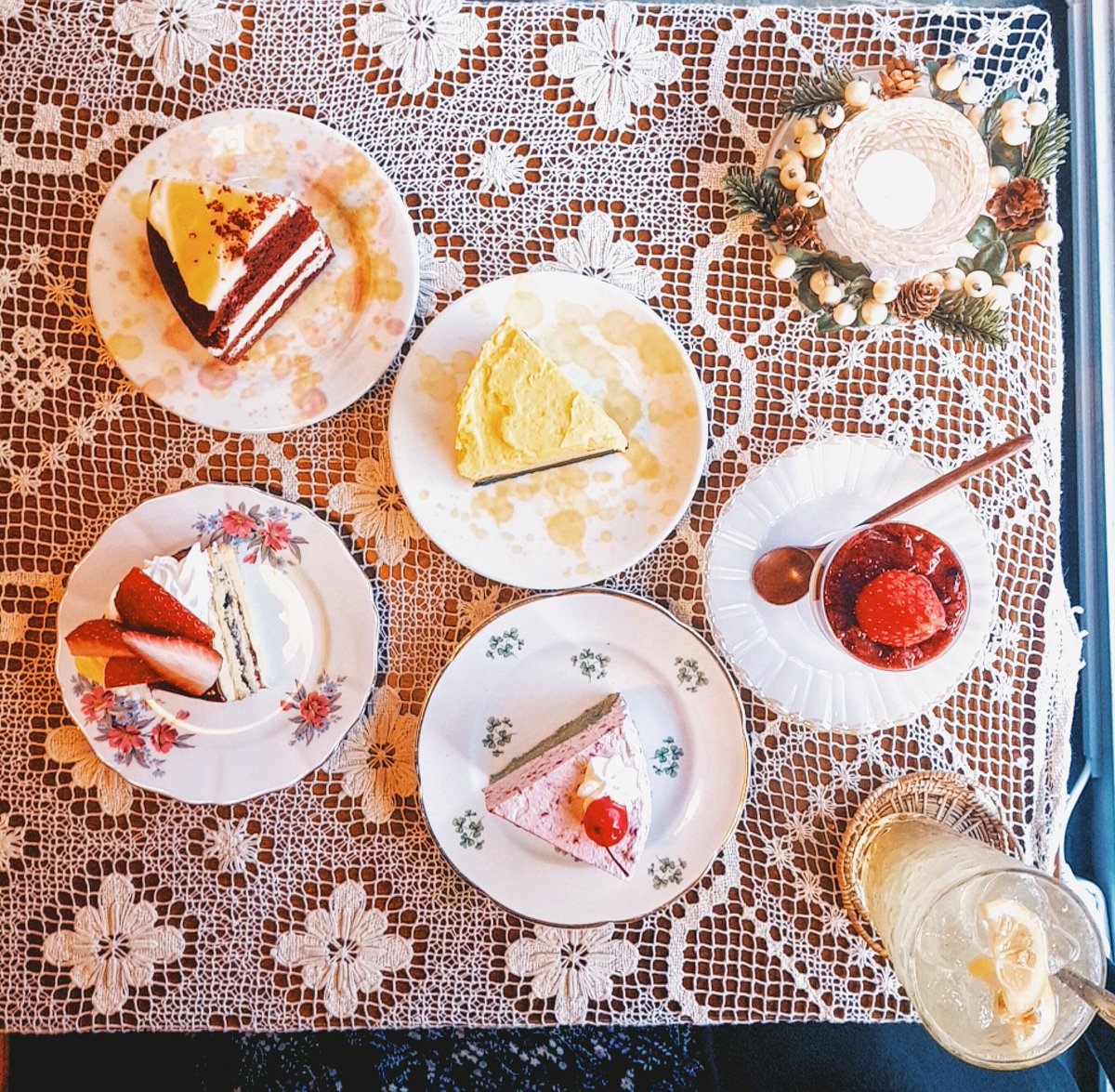 melange_yummy's tweet photo. 대구 앞산 금토끼
말차베리, 단쑥, 빅토리아, 레드벨벳, 딸기푸딩 픽. 특유의 분위기가 좋았던 카페. 진짜 다 맛있었지만 말차악개라 말차베리 원픽^ㅅ^)b 라즈베리 크림이랑 말차갸또랑 같이 먹으면 진짜 잘 어울려ㅠㅠ그리고 단쑥 존맛! 단호박 고구마계열 다 안좋아하는데도 넘 맛있게 먹었다ㅠㅠ https://t.co/I7blthqtGy