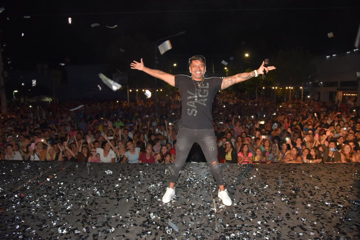 Sabrosoweb's tweet photo. Vivimos una increíble noche en nuestra primera participación en la Fiesta del Girasol de Carlos Casares (Buenos Aires).
Gracias a las autoridades por la invitación y al público presente por el afecto.
#Sabroso2020
.
.
📷 José Heredia https://t.co/dUVK11JPx6