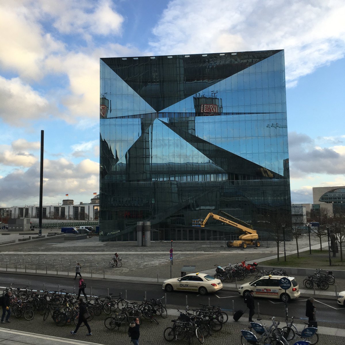 thing_it_tech's tweet image. Wir fiebern mit @CAImmobilien dem großen Moment entgegen: Morgen wird Europas intelligentestes Bürogebäude eröffnet. Unsere #Digitalisierungsplattform macht aus dem #cubeberlin ein denkendes Gebäude. 
Mehr erfahrt Ihr unter thing-it.com
#smartbuilding #berlin