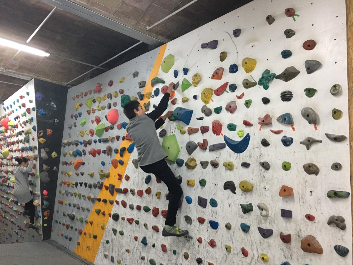 serra_hunter's tweet photo. JORNADES CULTURALS
Els més grans han anat al @elpativertical a iniciar-se en l'escalada. Esport de muntanya
#esport
#muntanya
#femgrup https://t.co/sBKchGmDqL