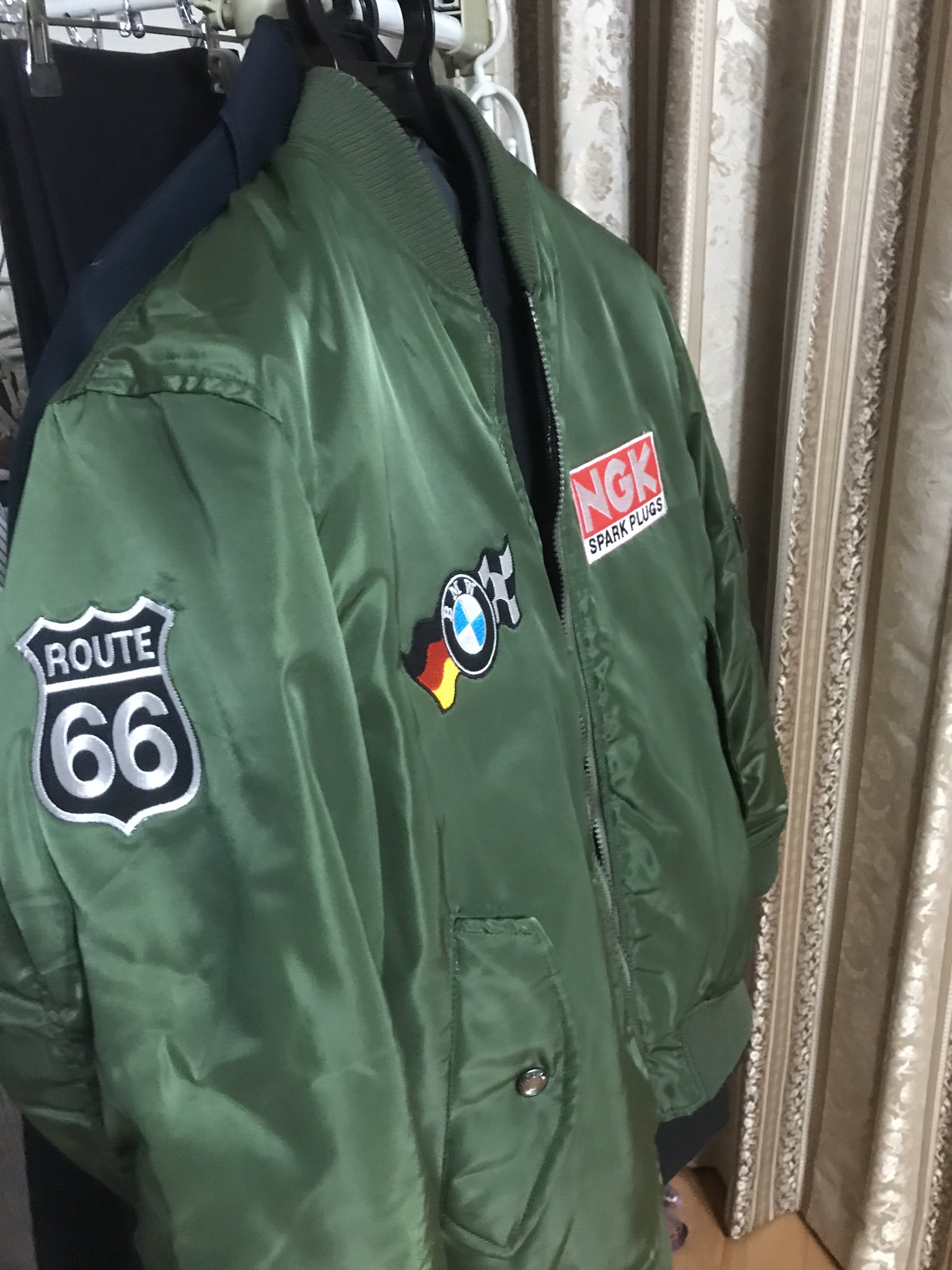 もんくま じいちゃん 昨日 出張から帰って来たらワークマンのma1 タイプのジャンパーにワッペンが全て縫い付けてあって完成していました 土日にコツコツ縫ってくれた妻に感謝です ただ イタイおじさんにならぬよう着るのは バイクに乗る時だけにします