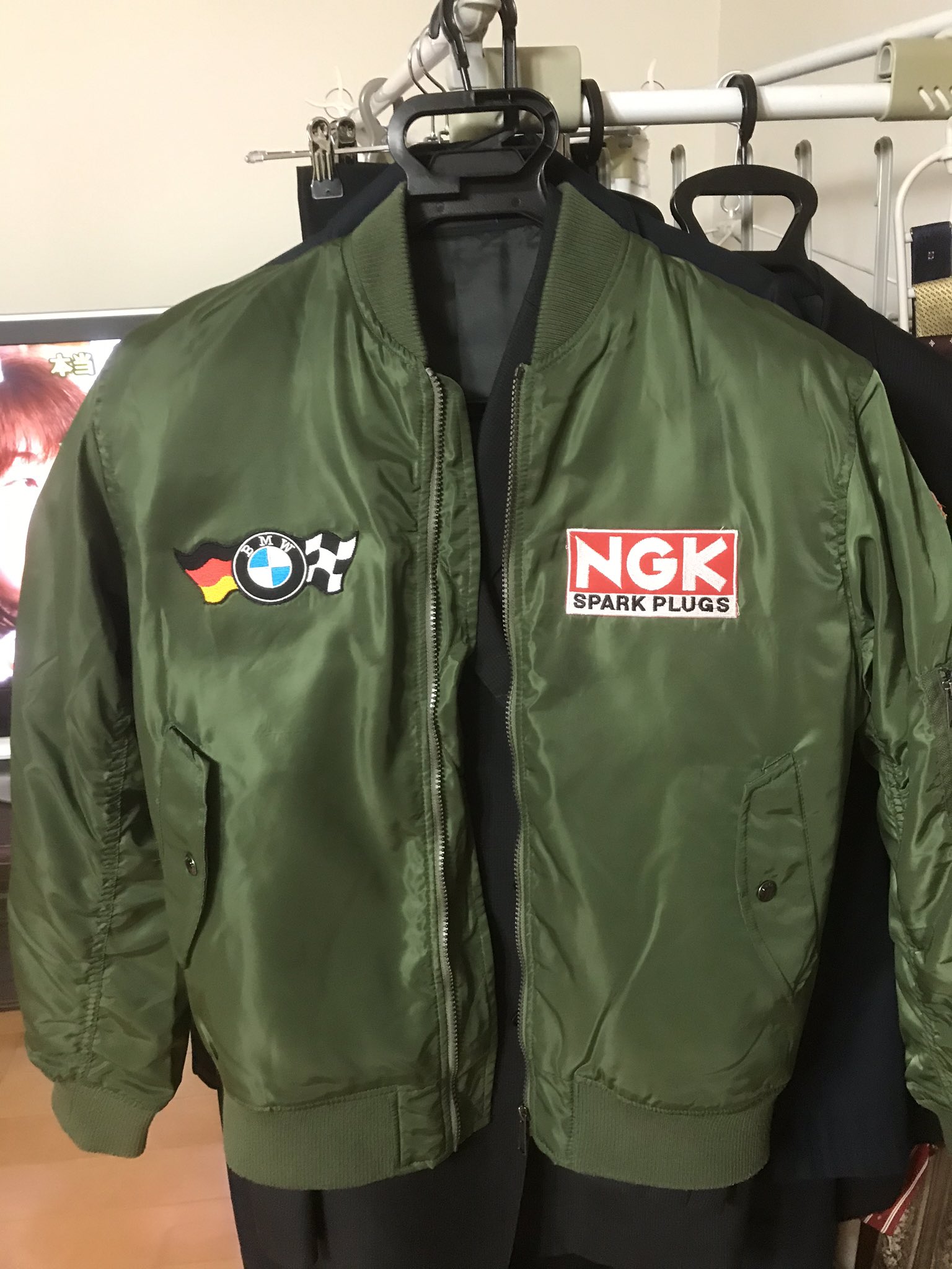 もんくま じいちゃん 昨日 出張から帰って来たらワークマンのma1 タイプのジャンパーにワッペンが全て縫い付けてあって完成していました 土日にコツコツ縫ってくれた妻に感謝です ただ イタイおじさんにならぬよう着るのは バイクに乗る時だけにします