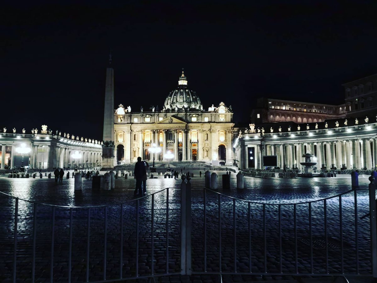 Una caccia al tesoro in notturna per trovare il #cuoredinerone a #piazzasanpietro #Roma Lo avete mai visto? È uno dei sampietrini più antichi della città e numerose leggende ne raccontano la storia. Un indizio: lo trovi dove soffia il Libeccio