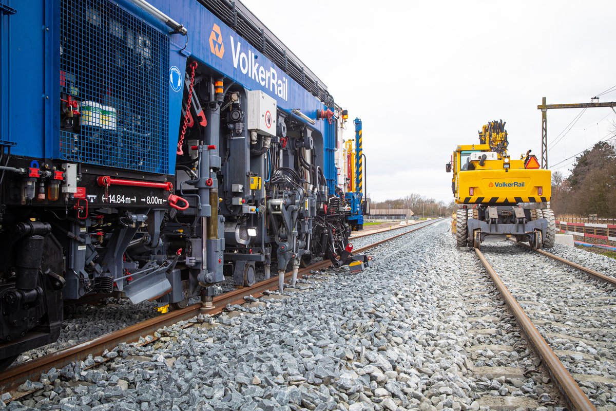 Een terugblik op vorige week: <a href="/NoorderSpoort/">NoorderSpoort</a> met een stopmachine aan de slag bij de nieuwe sporen tussen Zwolle en Herfte. Deze machine zorgt ervoor dat het spoorgrind en het spoor op de juiste hoogte en de juiste positie komen te liggen.