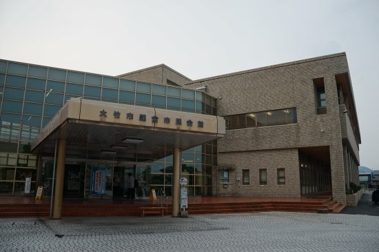 일일성지 一日聖地 初めて紹介するアニメは 人生初め探訪スラムダンクです 湘北高校 Vs 豊玉高校の全国大会１回戦が始まった競技場です 実際には広島県大竹市の総合市民会館で 大竹駅から北側で10分歩るいて行けば探します スラムダンク