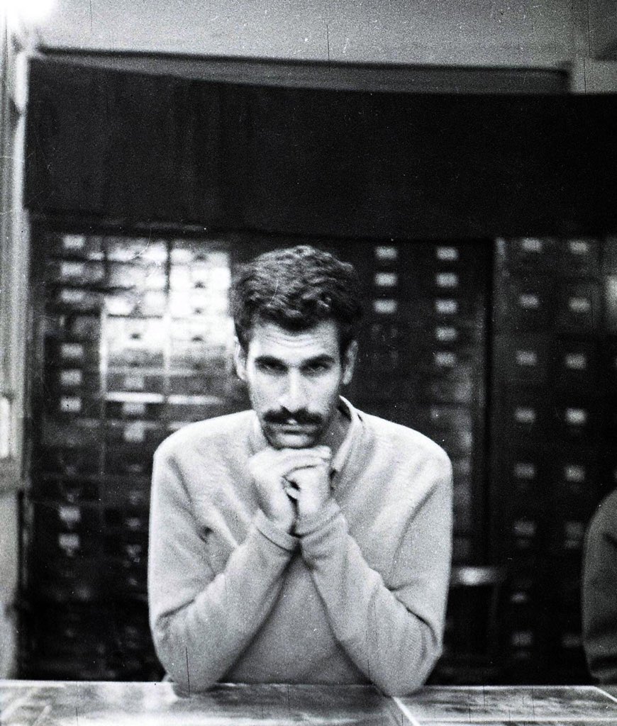 siyasiposting's tweet photo. deniz gezmiş, gözaltına alınarak getirildiği istanbul emniyet müdürlüğü’nün bulunduğu sansaryan han’da, 1969 https://t.co/DdTeek3rGU