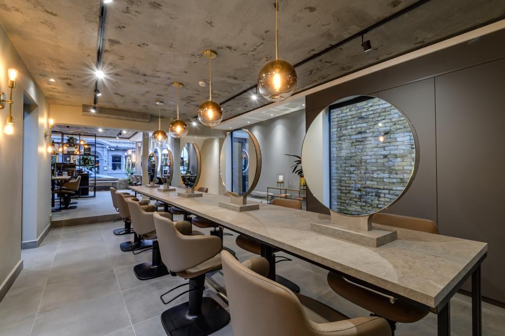 Ogledalo je jedan od onih elemenata u salonu koji imaju i dekorativnu i praktičnu ulogu. Uz primarnu ulogu, da se pogledamo dok se spremamo izaći iz salona, ogledalo ima i funkciju koja čini razliku u prostoru. Male prostore proširuje,