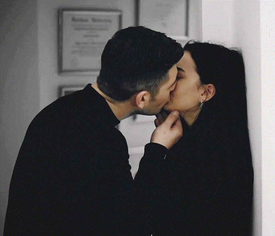 öğrendik ki her yarayı saran zaman değil sevgidir ve benim sevgim seninle güzeldir 

MutluluğunResmi AzKar