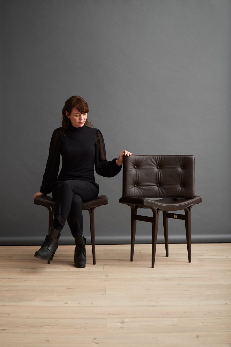Folkform Taburett ”Anna” för Bruno Mathsson International har valts ut Bukowskis kurerade shop. <a href="/bukowskis/">Bukowskis</a> @folkform