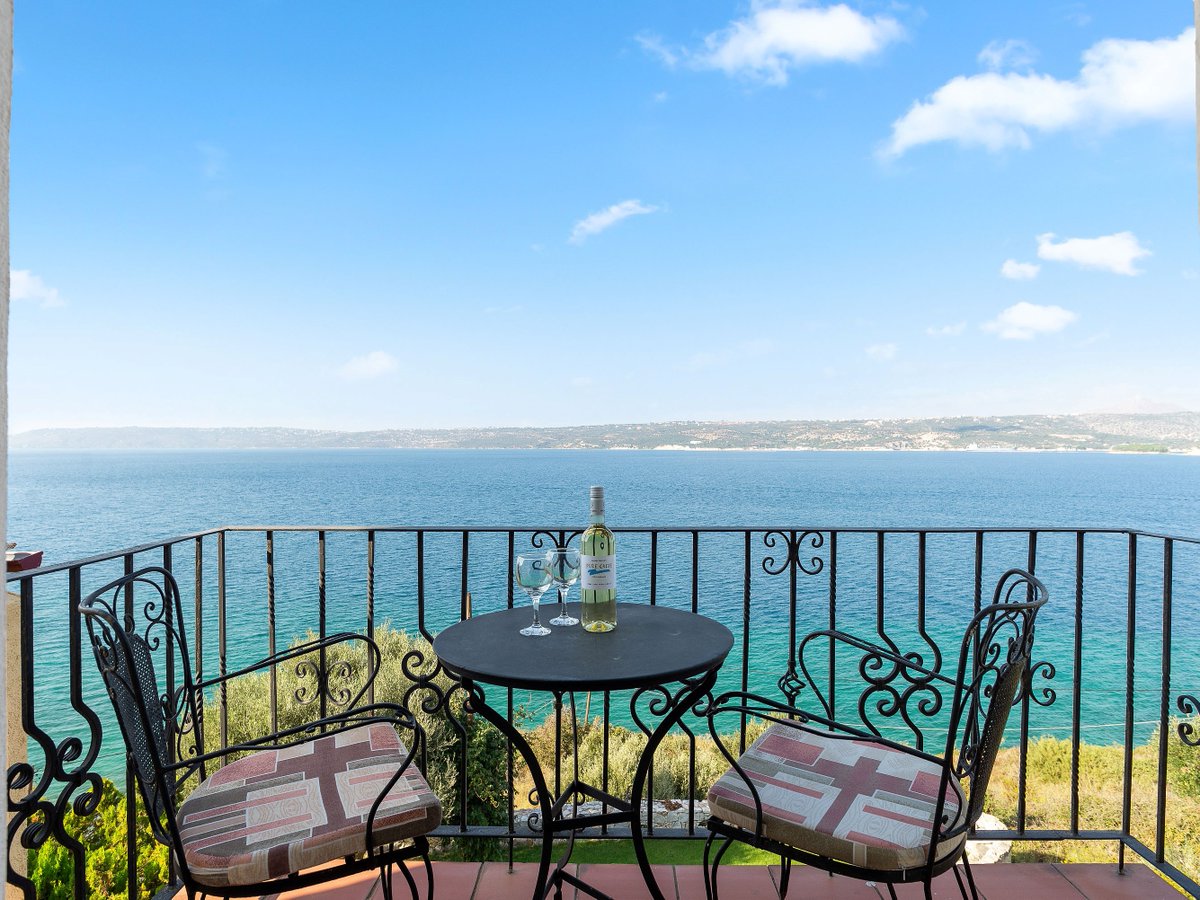 PureCreteAptera's tweet image. Kalami, near Kalives #Crete. All Pure Crete houses in Kalami are within a stone’s throw of the small sand and pebble 'Skala' beach, with fantastic views and amazing sunsets, over Souda Bay. View our Kalami beach properties here: purecrete.com/36/villages/ka…