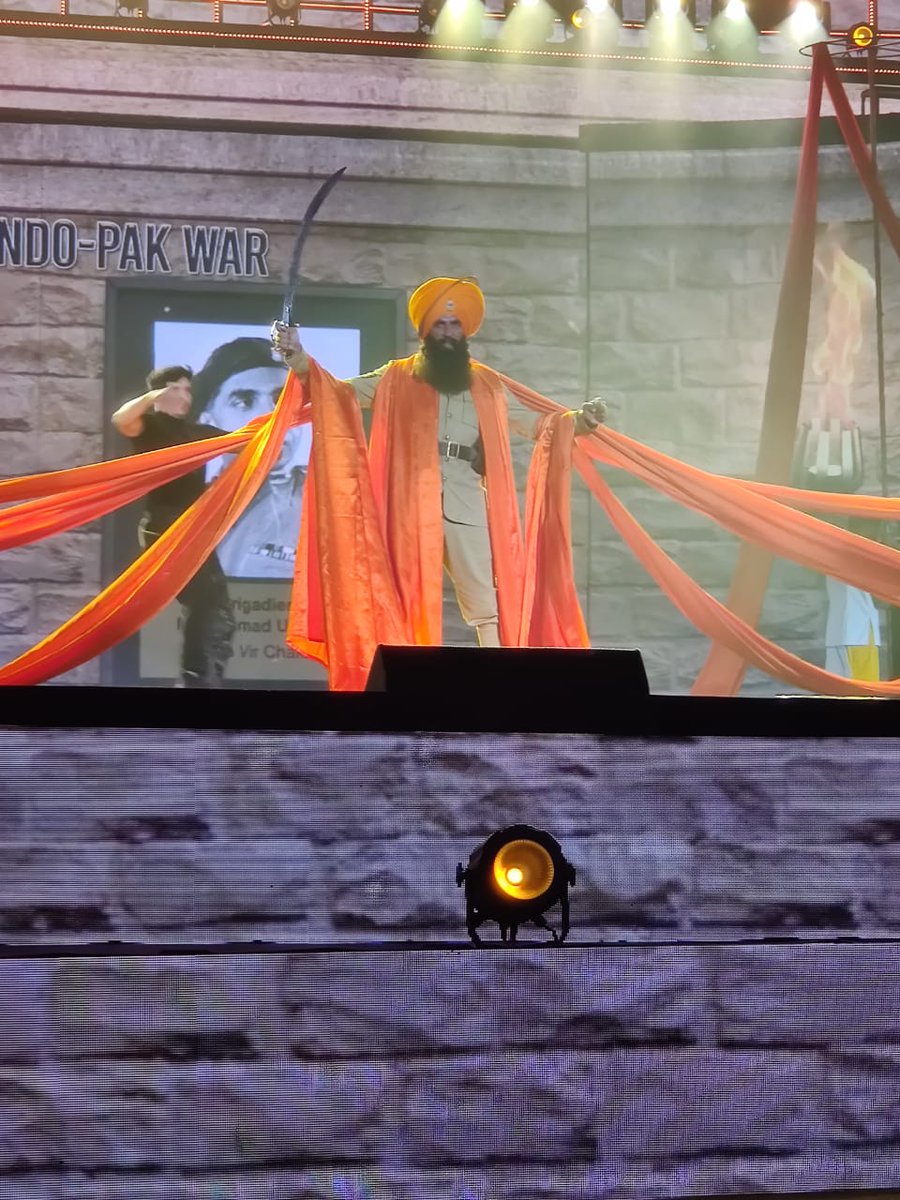 Colors_Cineplex's tweet photo. The ultimate Khiladi of Bollywood - @akshaykumar pays a tribute to the soldiers of India! 🙌
@filmfare #FilmfareAwards2020 #FilmfareAwards #AmazonFilmfareAwards #Filmfare2020 #FilmeinMUSTHain https://t.co/91kM8qwCuZ
