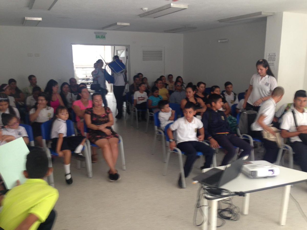 Una charla más! Me encanta ver tantos niños y padres abiertos, con curiosidad y jugando en equipo. Una alegría aportar desde mi experiencia personal y profesional con todos ellos y viceversa