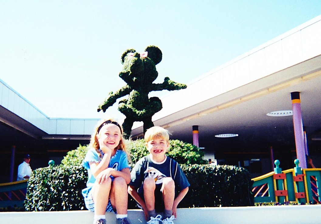 DefunctArchives's tweet image. While many of us may not spend time at Transportation and Ticket Center, there are definitely flowers to see! This Minnie Flower bed was found somewhere between the late 1990s and mid 2000s. Source: Joseph Glantz