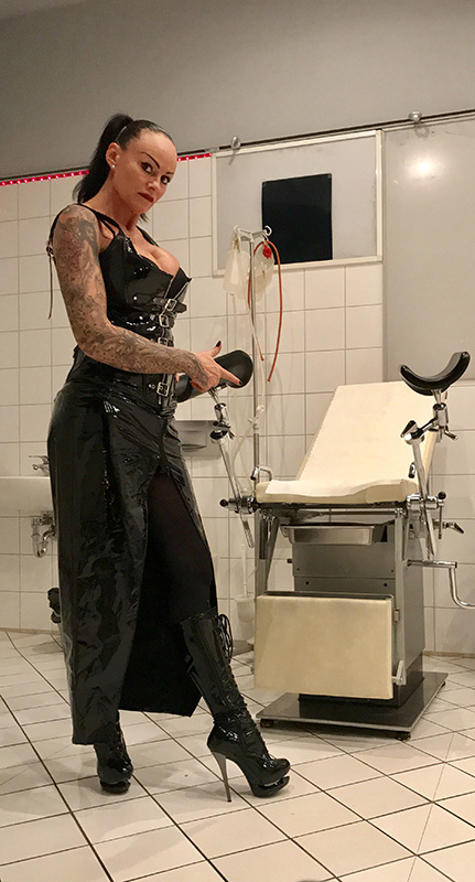 Domina Liane wird Dir zeigen, wo der Hammer hängt! Bist Du stark, brauchst Du Domina Liane, um Dich klein zu fühlen! erotik-cityfuehrer.de/baden-wuerttem…