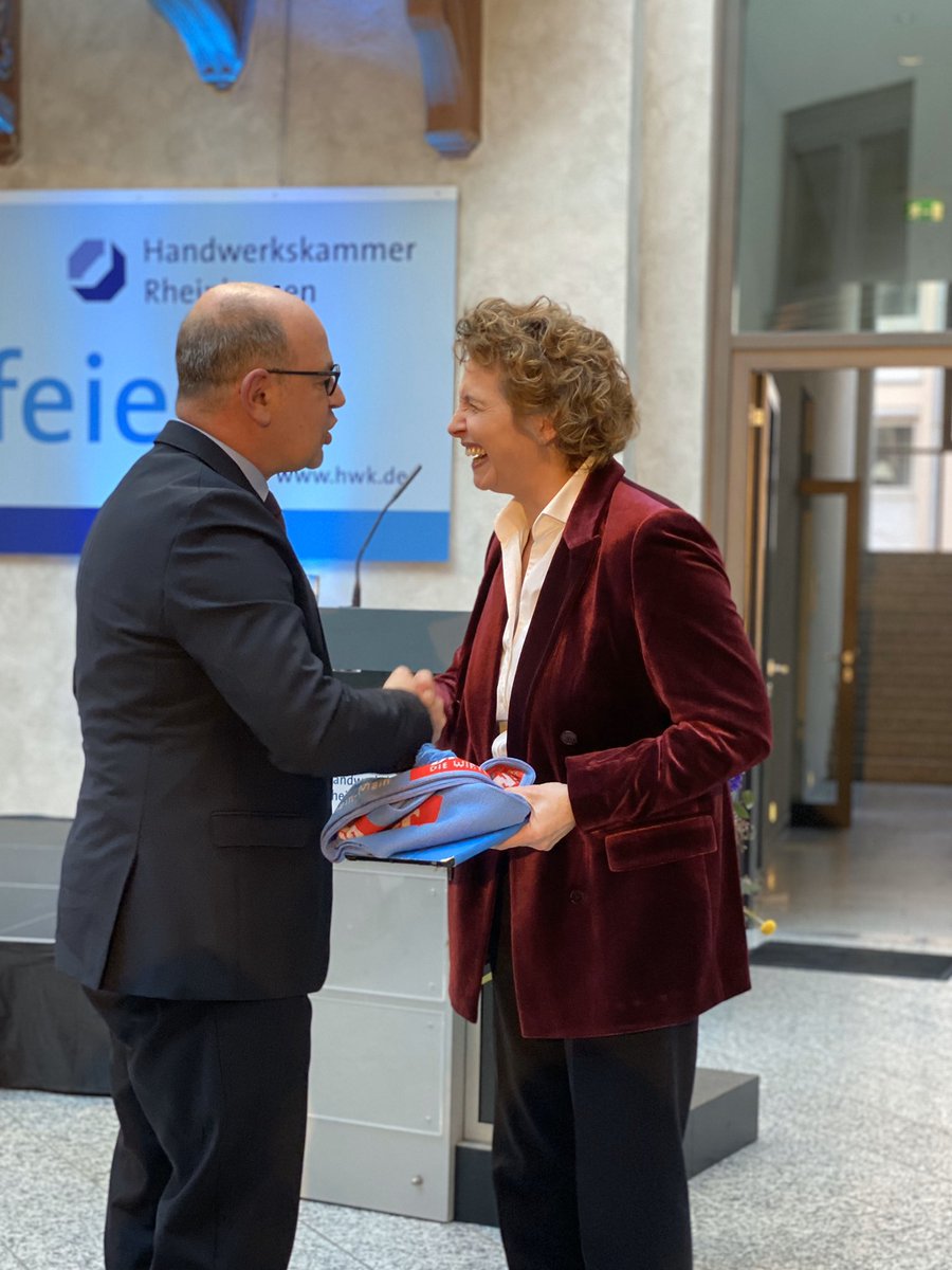 DVolksheimer's tweet photo. Volles Haus in der HWK Rheinhessen zur Ehrung der jungen Meisterinnen und Meister im Hörakustikerhandwerk 2020. Frau Nicola Beer - Vizepräsidentin des Europäischen Parlaments gratuliert zum Meisterbrief. 💐 #kreativ, #selbstbewusst, #erfolgreich, #glücklich https://t.co/JIoUJS3MqJ