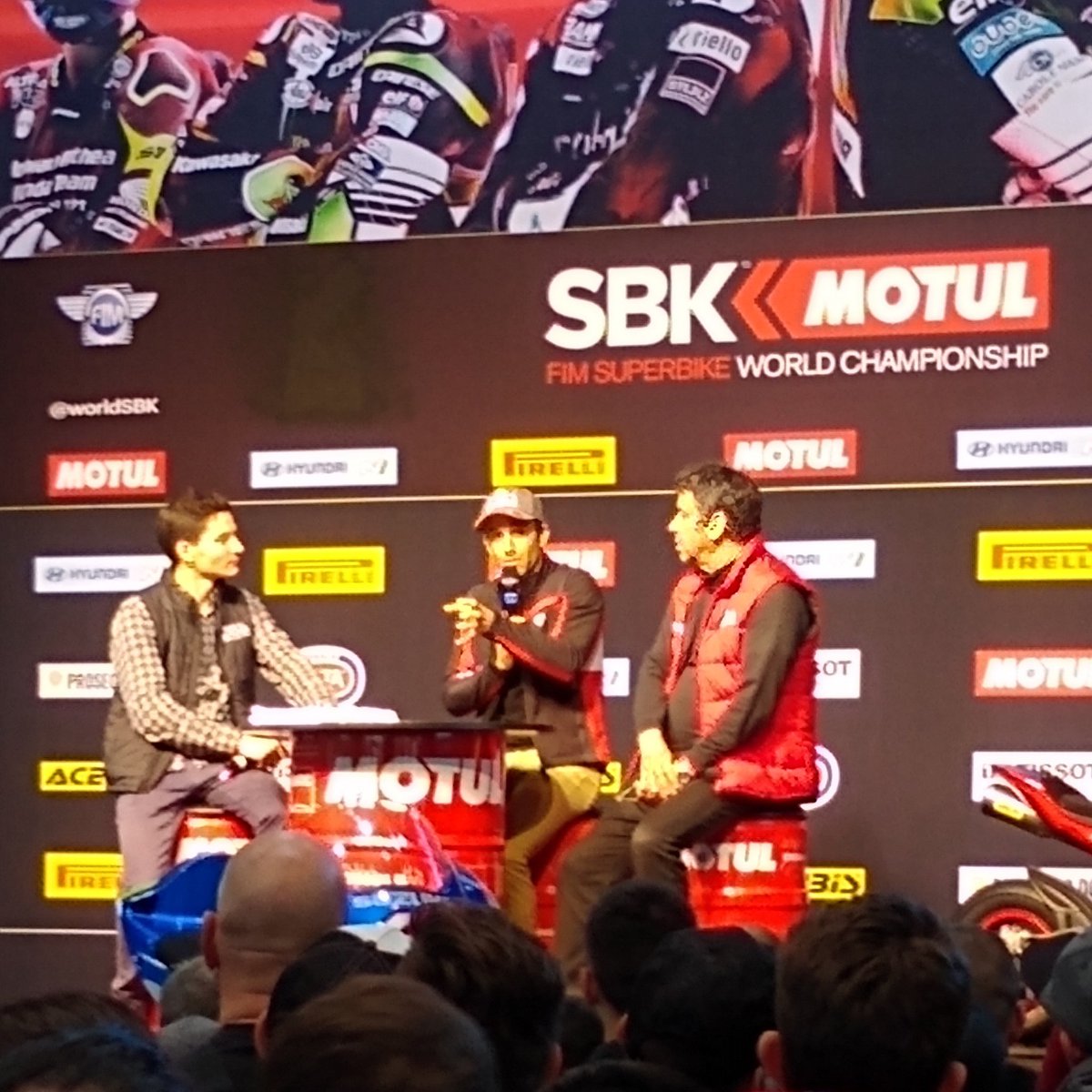Sekurity_eu's tweet photo. 😎 @JohannZarco1 au @SalonMotoLyon #MotoGP #moto #motard #pilote 🏁✌️ https://t.co/0m8PQuFCWk