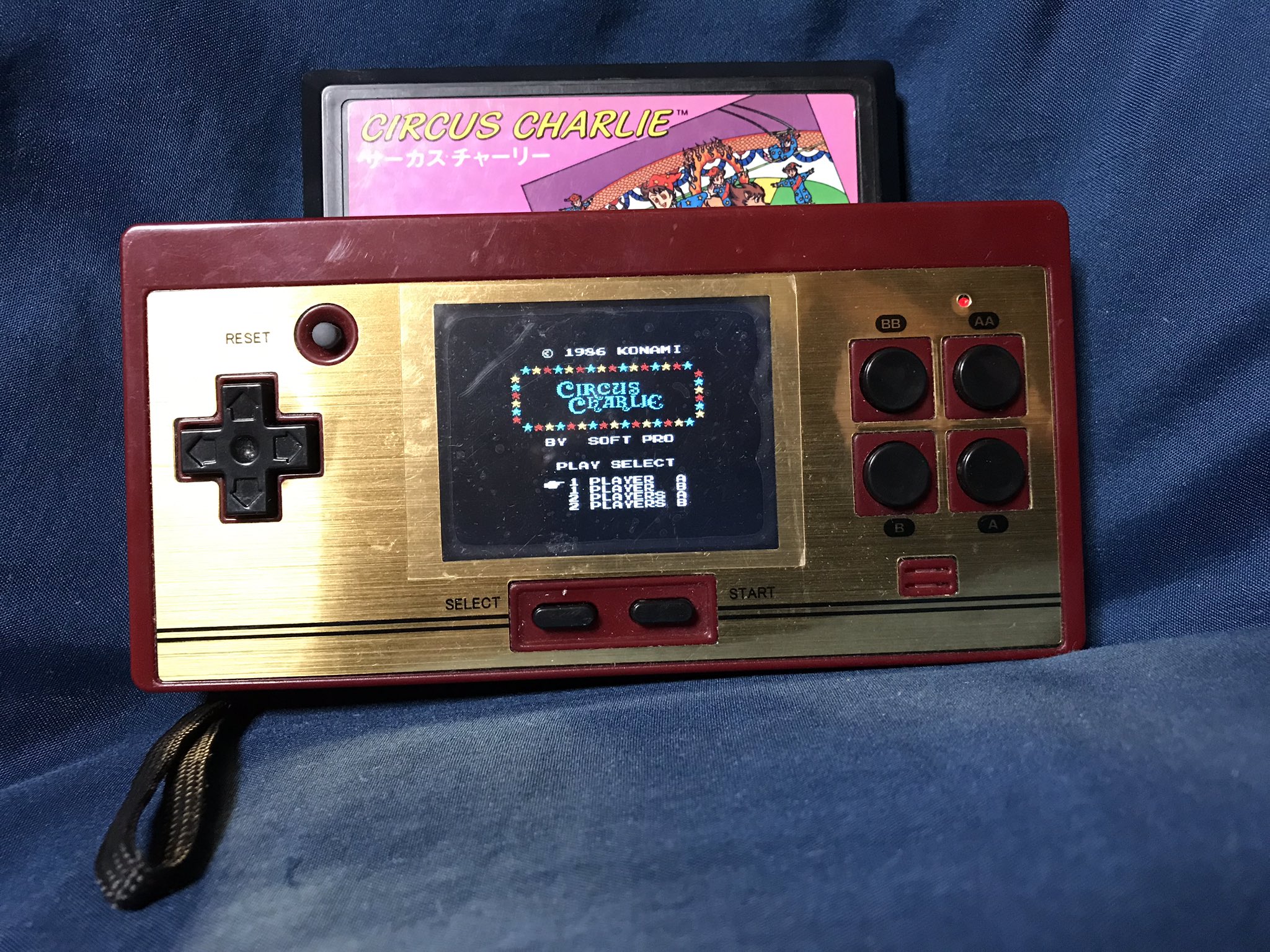 Kikaisatoshi ファミコンカラーのゲームボーイミクロ デカい 電池で動く ファミコンのソフトが挿さる さてはコレ ミクロじゃねーな レトロゲーム ファミコン T Co Cehhs2nq4q Twitter