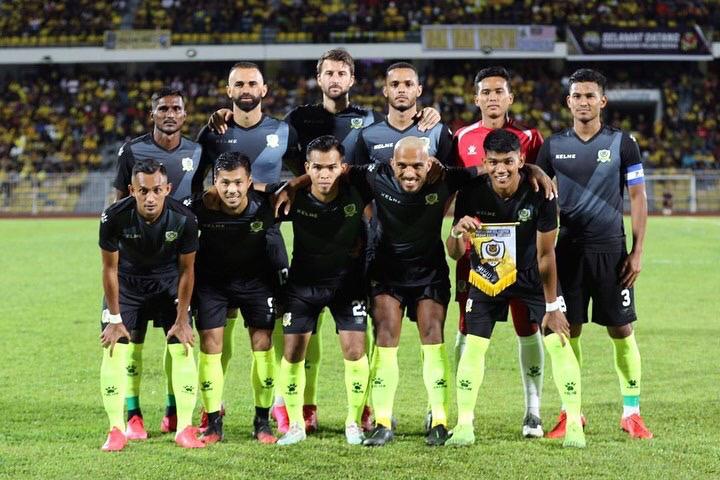 UnifiSports's tweet photo. Jako...Joma...Kelme? 👀
Masih belum ada pengumuman rasmi tentang jersi yang akan digunakan @peraktbgmy di #LigaMalaysia2020. Tapi tengok #TheBosGaurus pakai jersi Kelme ni pun macam on jugak. 😍 Terus muncul juara #UnityShield. RT kalau anda suka jersi ini. #KamiTeamMalaysia https://t.co/46evrPmC8v