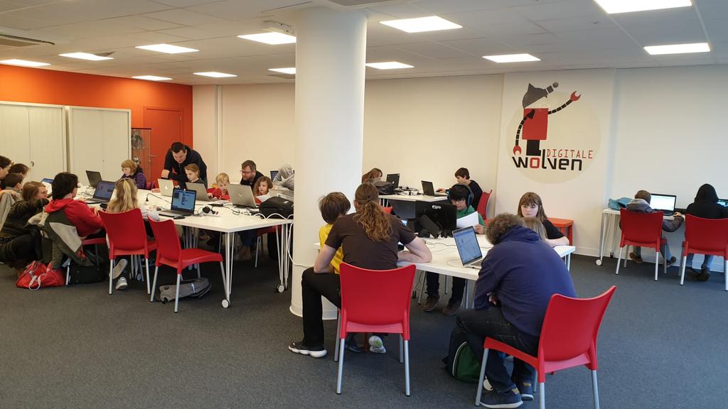 CoderDojoBe's tweet image. Jaaaaaaaa, in Berchem is het 50/50 meisjes/jongens vandaag, score! Nu ja...met 2 vrouwelijke rolmodellen als Lead coaches kon dat eigenlijk ook niet anders, toch?#CoolGirlsCode #CoderDojo4Divas