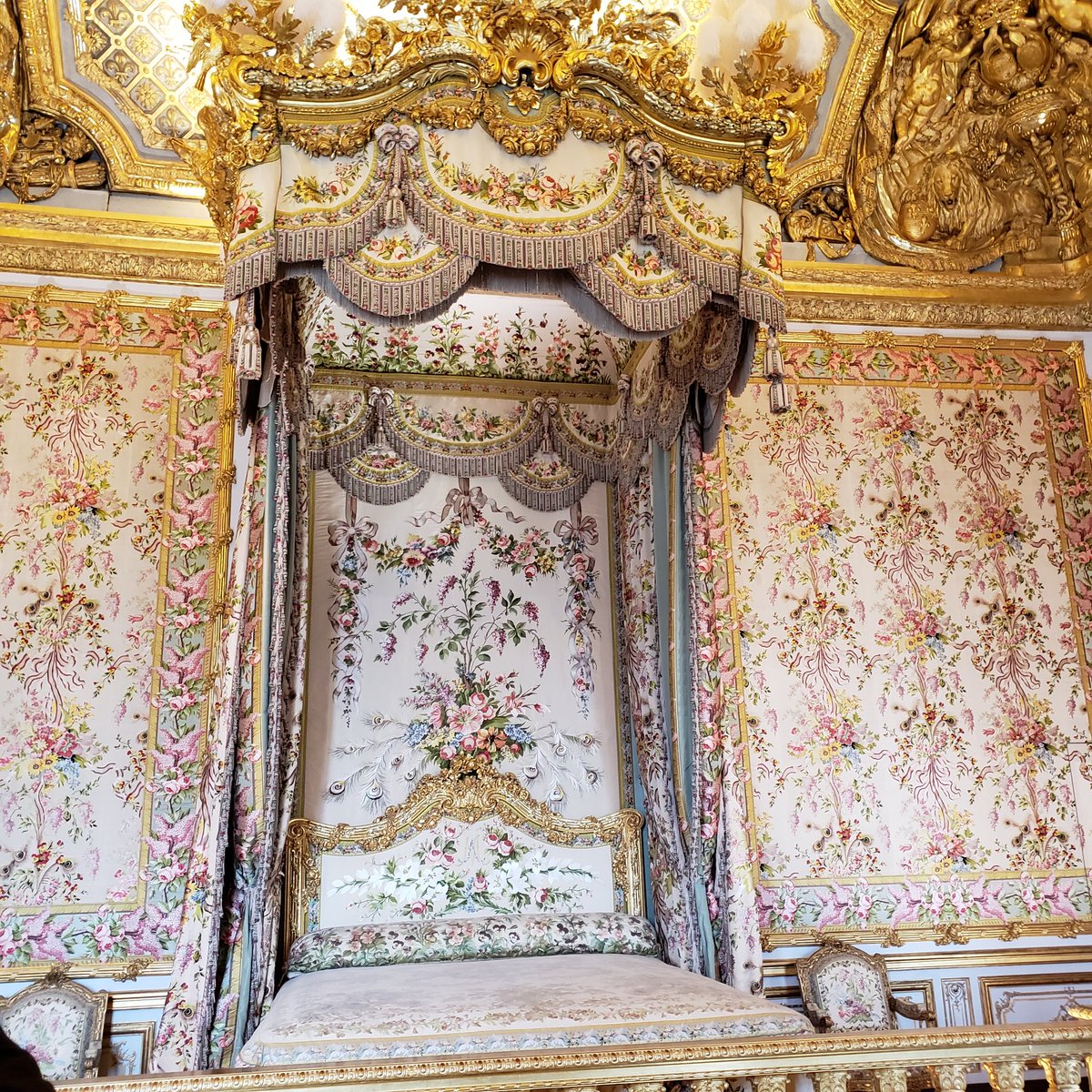 はるもん ヴェルサイユ 王妃の正式寝室 マリー アントワネット 時代の復元だそうです なので 壁に兄のヨーゼフ2世と母マリア テレジア 家具もアントワネット時代のものって説明だったと思う