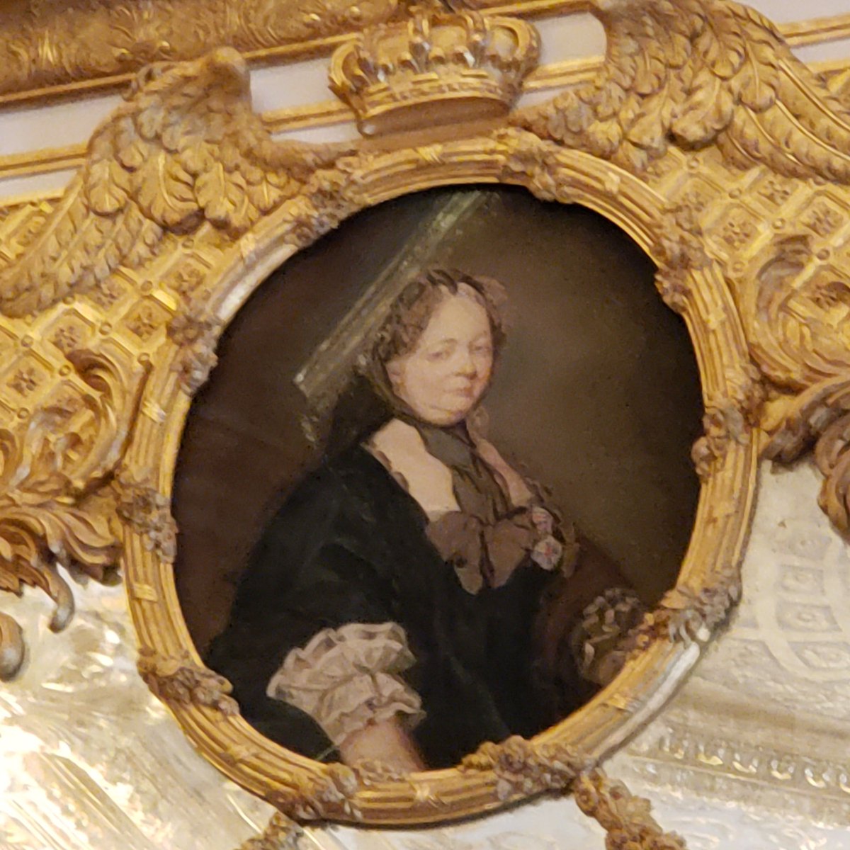はるもん ヴェルサイユ 王妃の正式寝室 マリー アントワネット時代の復元だそうです なので 壁に兄のヨーゼフ2世と母 マリア テレジア 家具もアントワネット時代のものって説明だったと思う