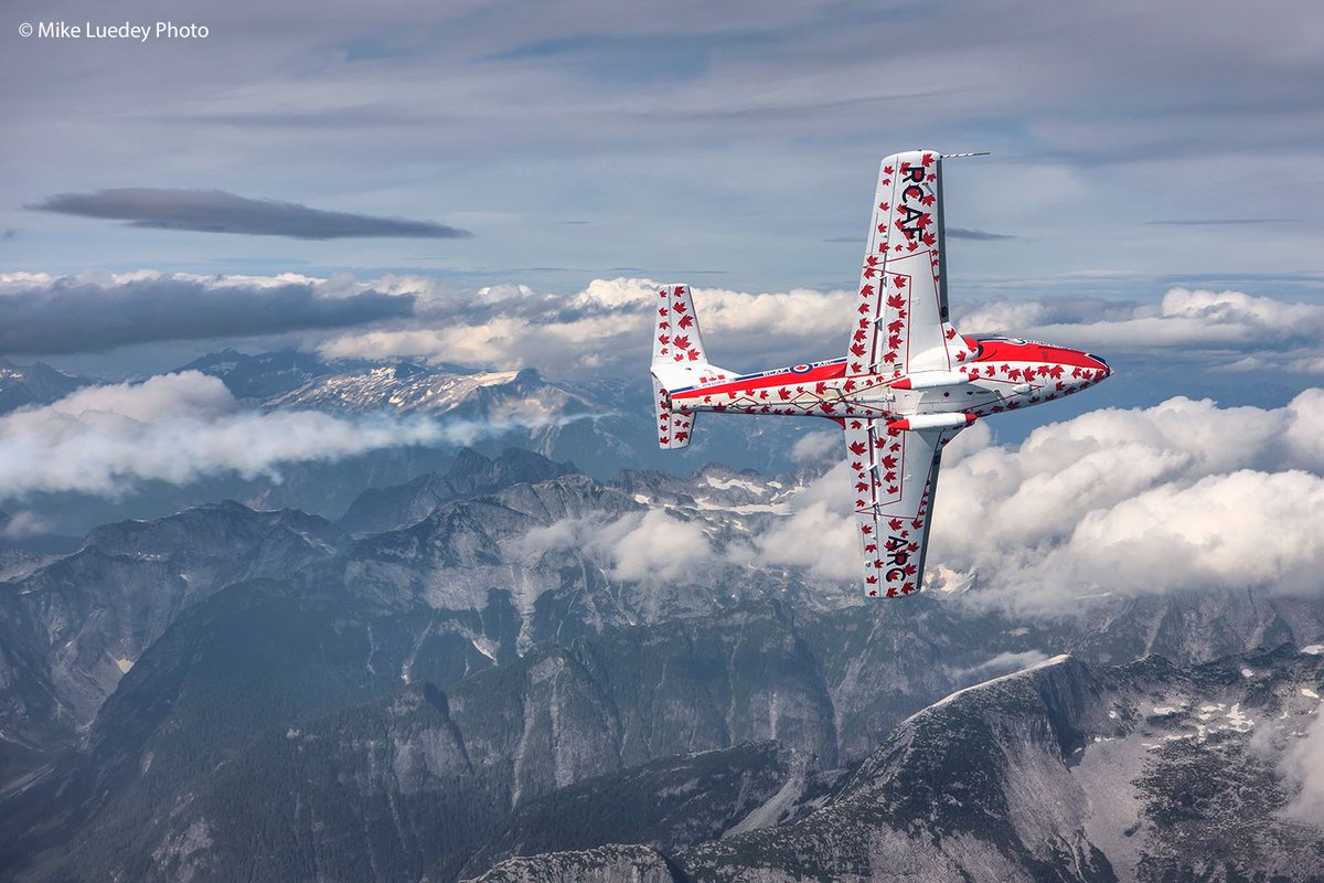 CFSnowbirds's tweet photo. Happy Flag Day. #allthemapleleaves #flagday #ohcanada #snowbirds #rcaf #cfsnowbirds 📸 Mike Luedey https://t.co/NdgIfdWh0k