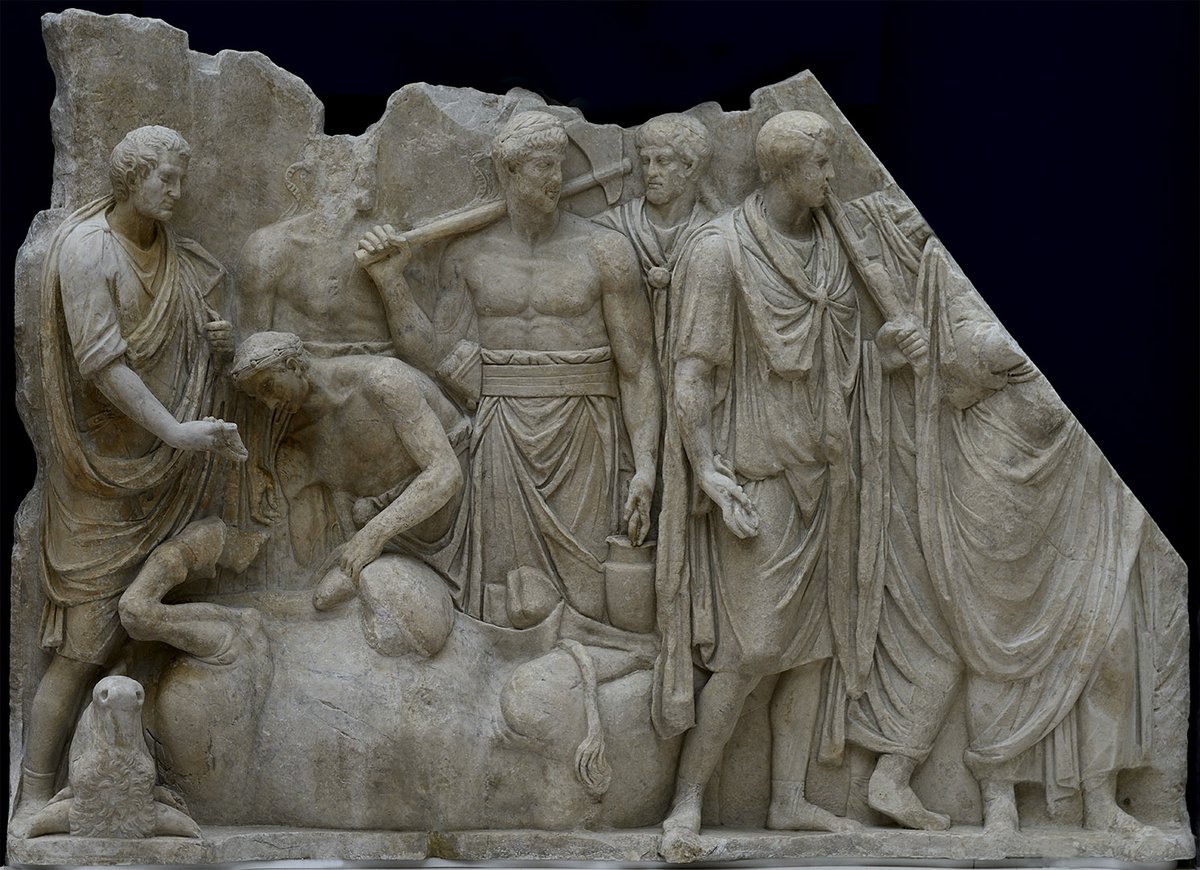 Whispers and confusion at the sacrificial altar. After much searching, a perplexed Spurinna announces to the crowd that the bull has no heart. Gasps from the crowd. Caesar, visibly agitated, asks Spurinna to look again but it seems the organ cannot be found...  #LiveIdes