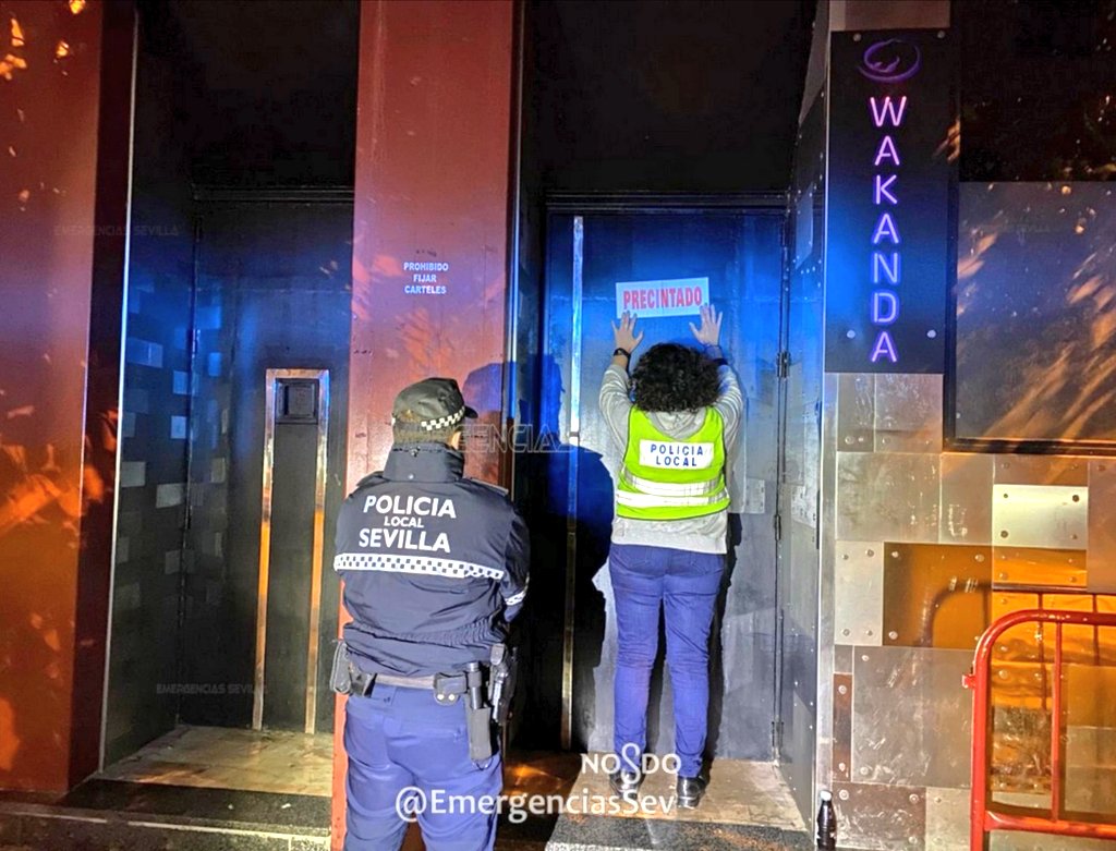 Agentes de Policía Local precintan el establecimiento