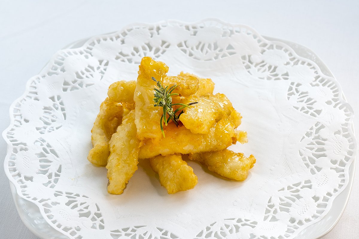 RobertdeNola's tweet photo. un dels #plats més #típics per #picar: #bacallà a la #mel. El trobareu al nostre #restaurant #robertdenola de #caldesdemontbui #passeigdelremei #vallesoriental #barcelona #avuisortim #aperitiu #bonmenjar #gastronomia #directealpaladar #bonsplats #bonambient #copyright_lluiscarro https://t.co/ENbtNcIMvm