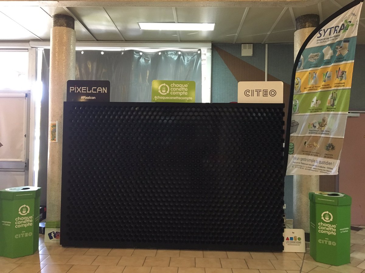 SYTRAD1's tweet image. Le #SYTRAD est en place avec la 
Mjc Étoile Sur Rhône pour le lancement du concours #PixelCan avec la première réalisation. Venez nombreux les aider et découvrir à la fin de la journée la magnifique œuvre qu’ils ont imaginé @chaquecanette @citeofrance