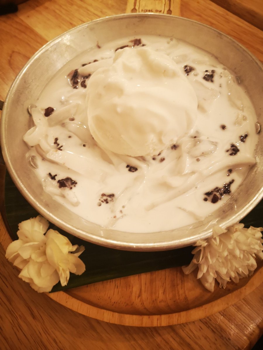 HuyHuy_RUTS's tweet photo. มาแถวอารีย์ ผ่านร้าน คอระฆัง จำได้ว่า #กินกับกัป เคยมา เลยมาลอง คือดี ขนมอร่อยมาก คือหอมควันเทียน หอมละมุน คือข้าวเหนียวดำนุ่มๆ กะทิอุ่นๆ ไอติมกะทิเย็นๆ โคตรเข้ากันดี คือชอบมาก ตามรอย #Eatwithcaptain #captainchonlathorn รอ ss2 อยู่นะ:)) https://t.co/Xs8ez8s1gK