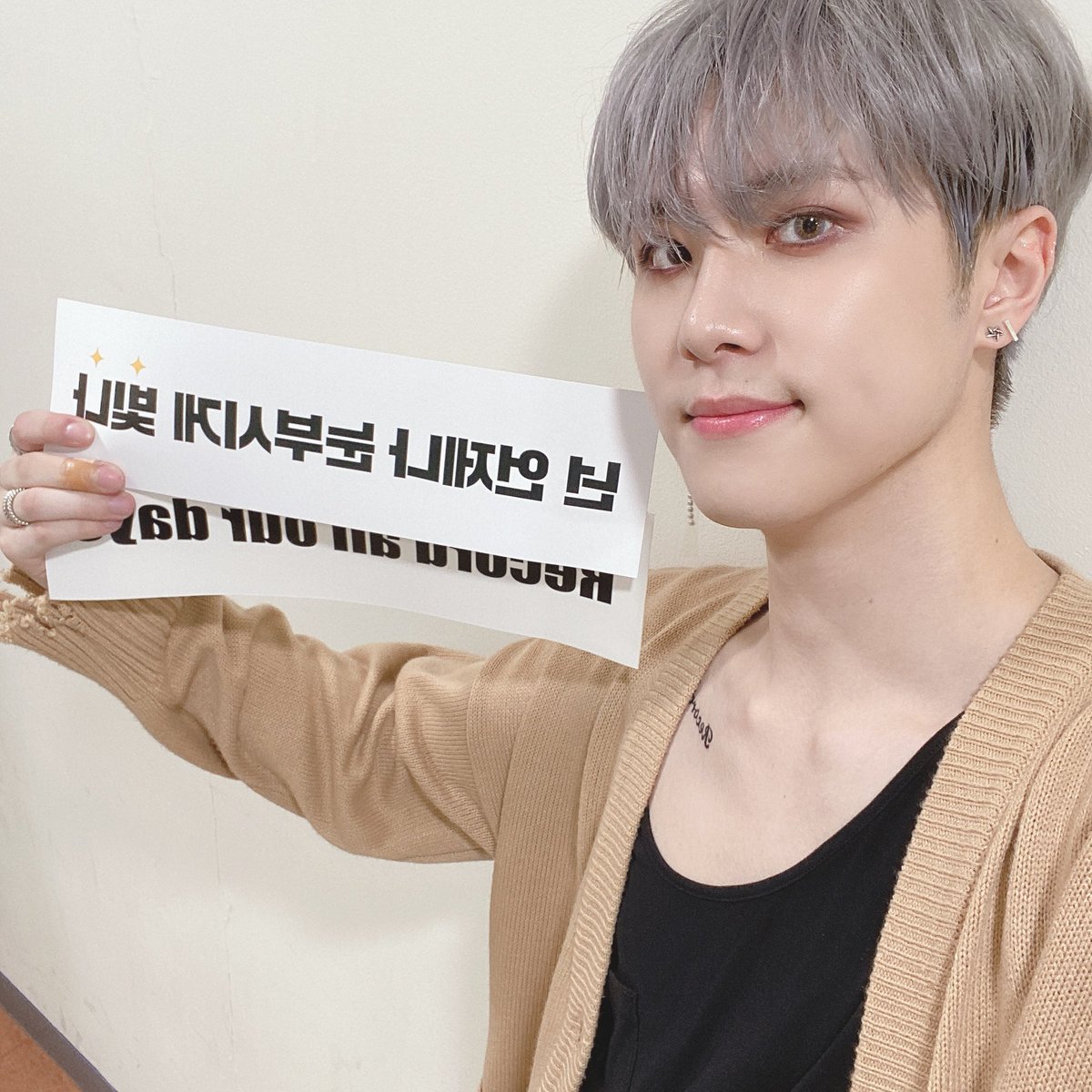 KDH_official's tweet photo. D-NATION행 첫 열차에 탑승해주신 여러분🙌 진심으로 감사드립니다❤️
함께 눈부시게 빛나는 날들을 RECORD ALL OUR DAYS🖤
내일 열차에서 만나요😬

#김동한 #KIMDONGHAN #D_NATION https://t.co/qYNfbu54BG