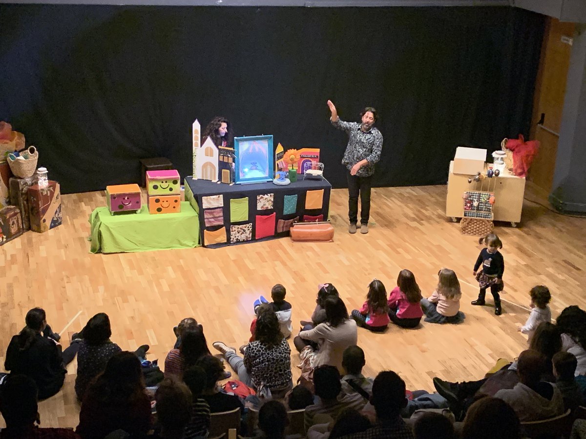 DPfst's tweet photo. Disfrutando #alogrande de @pampolteatre
Pàmpol Teatre con su espectáculo para público familiar.
Es nuestra programación para público familiar.
Risas y ojos grandes. https://t.co/iw9VTcuBtn