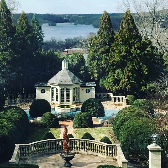 A gorgeous day back in Virginia on the job site! #cantbeatthisview #housegoals #landscapegoals #theview #bridgetbearistyle #rvadesigner #mytradhome #interiordesigner #interiors #slhome #southernstyle ift.tt/2vwdv3X