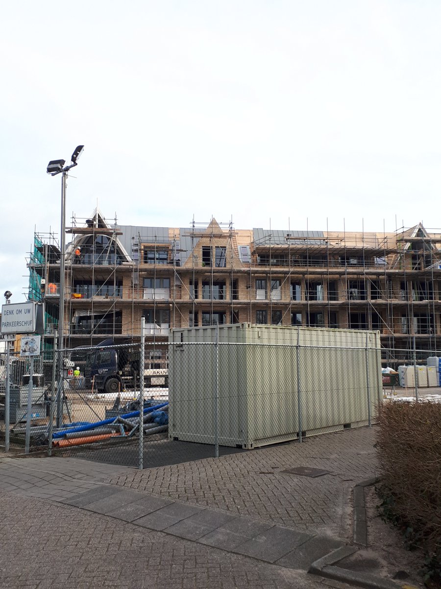 TonEngels's tweet photo. @BVerandert @BilthovenBouwt @CordeelNL @GemDeBilt Langzaamaan raakt het hele dak 'bezinkt'! 😊Het waterdicht en stormvast aanbrengen hiervan vraagt vakmanschap.
Moet gezegd... het geeft een fraaie uitstraling!
@BVerandert @BilthovenBouwt @CordeelNL https://t.co/tIxHpKMGbb