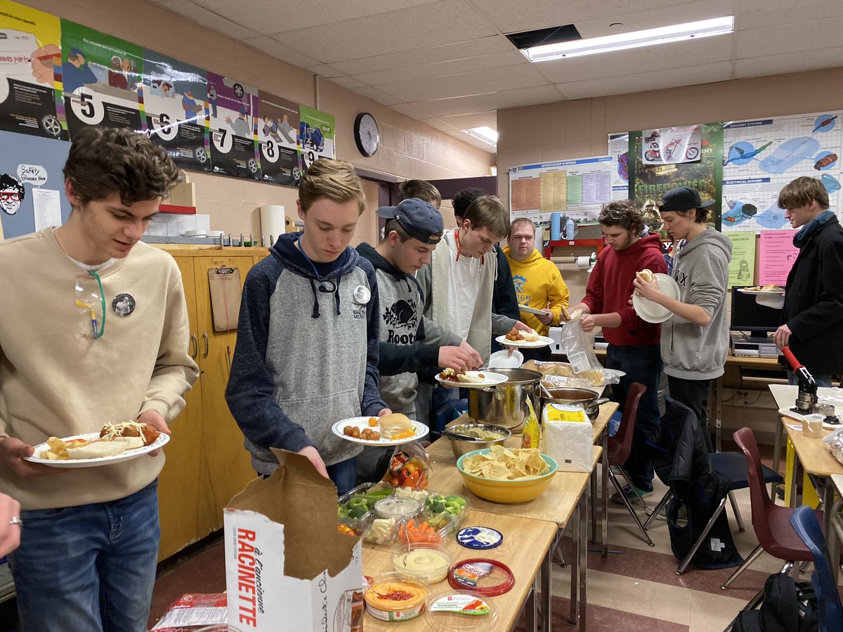 FRC5024's tweet image. Thank you to all the wonderful parents that kept us nourished during our build days this year. You guys are the best! @HBBeal #BuildingRobots #BuildingCommunity #delicious #omgrobots