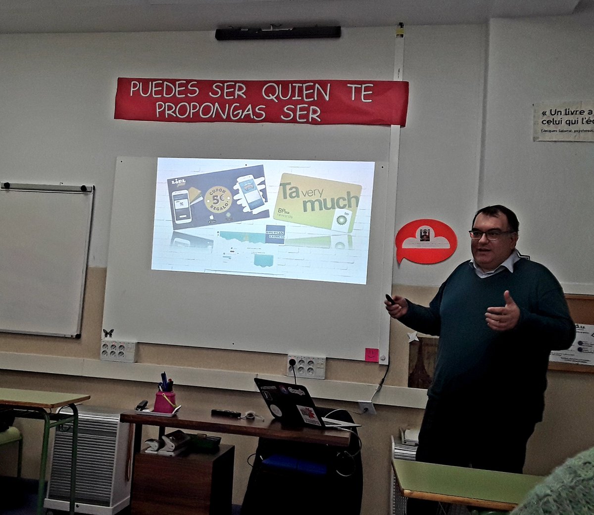 colegiovedruna's tweet photo. En el taller de @ejruizgarcia de @CarmelitasSF nos comparte su proyecto Booktruck de gamificación para convertir la lectura en una experiencia que "enganche" a nuestros alumnos #EdTechVedruna #somosvedruna https://t.co/wOKgapauxk