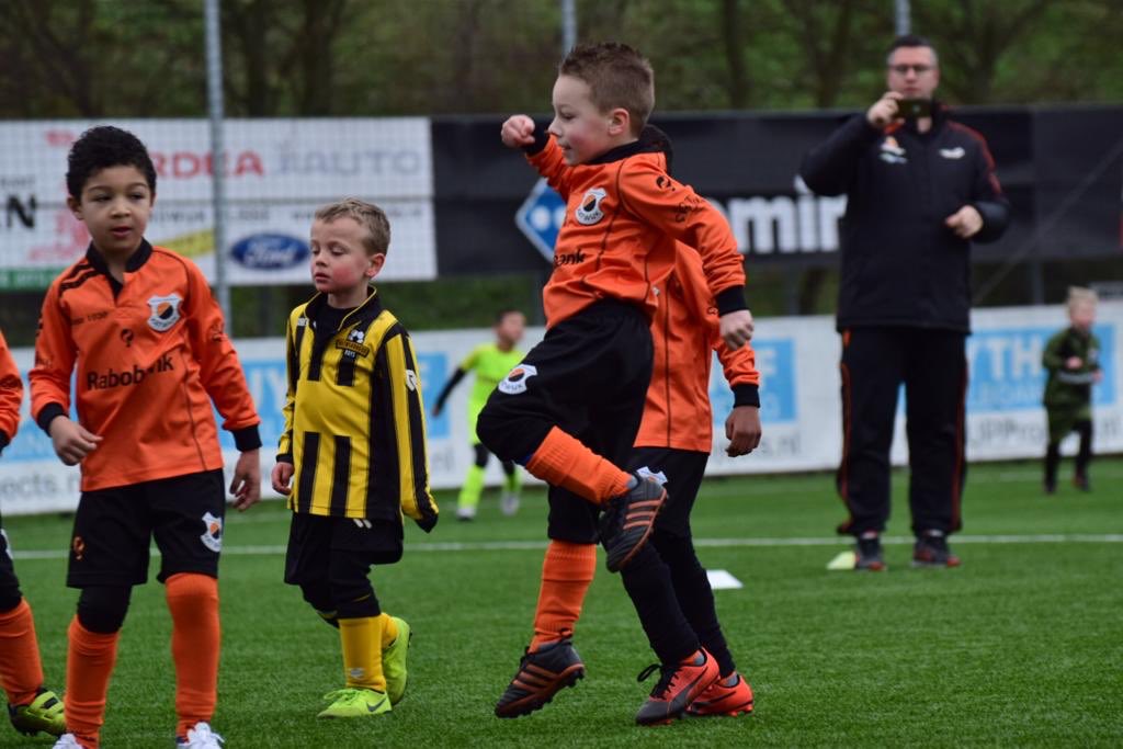 Katwijk2014's tweet photo. Vanmorgen weer een wedstrijd gespeeld tegen RBB. Volle bak gegaan en de winst op de Krom! @vvkatwijkjeugd #Minioren #talent https://t.co/nWeFS7UcdV