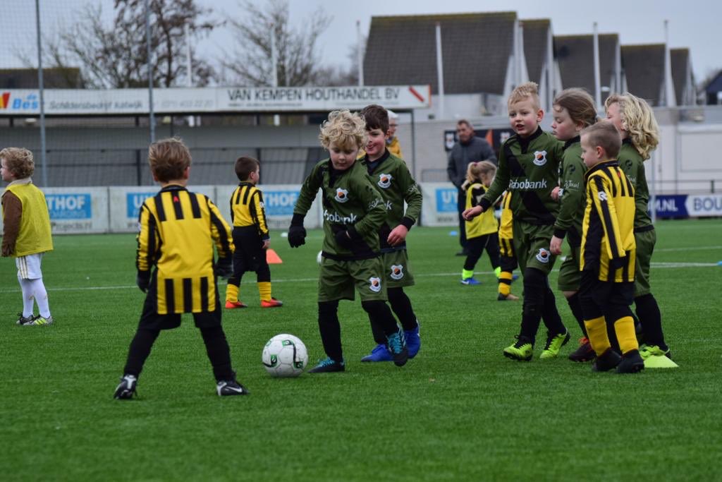 Katwijk2014's tweet photo. Vanmorgen weer een wedstrijd gespeeld tegen RBB. Volle bak gegaan en de winst op de Krom! @vvkatwijkjeugd #Minioren #talent https://t.co/nWeFS7UcdV