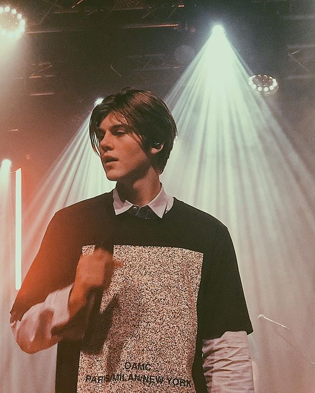 น้งรูลคือเด็ก02 ที่เริ่ดมั่ยไหวจิง เเบบจำได้ว่าตอนนั้นช่วงเพลงyounger มีคนมาปล่อยรูปน้องในทวิต คือชั้นชอบมากจิง ไปฟังเพลงของน้องก็ยิ่งชอบ เเต่นี่ชอบลุคน้องในface to faceมากก ให้ฟีลบริทิชบอยยยย