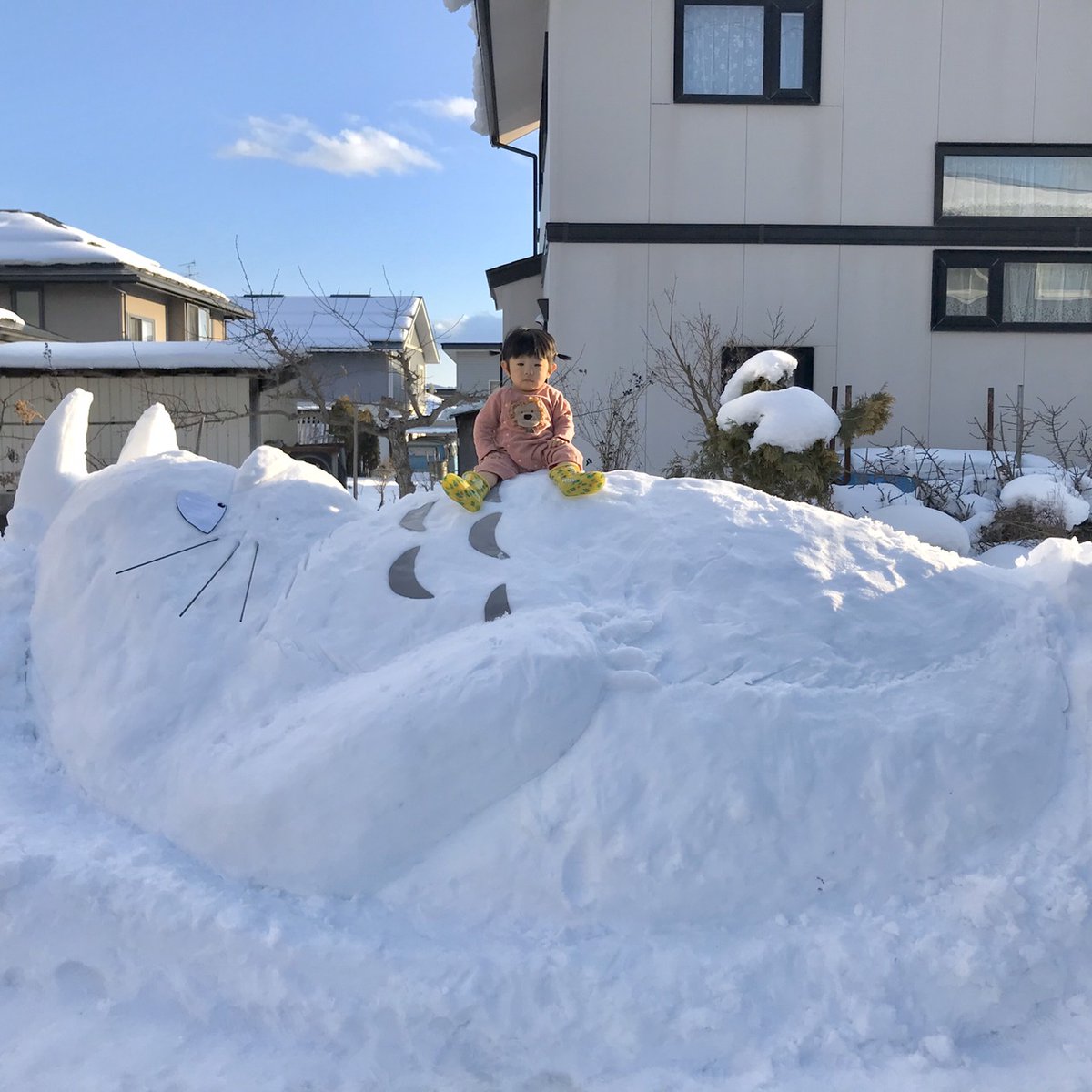 暇を持て余した妹さんの作ったトトロの雪像のクオリティが高すぎる かわいい Togetter