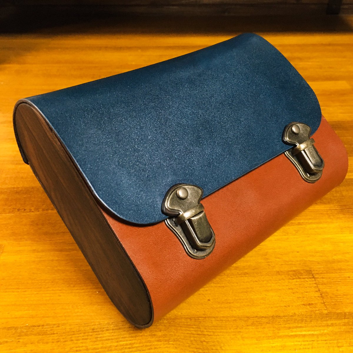 また性癖全開のやつを作ってしまった。 側面が木製のレザーデッキ 