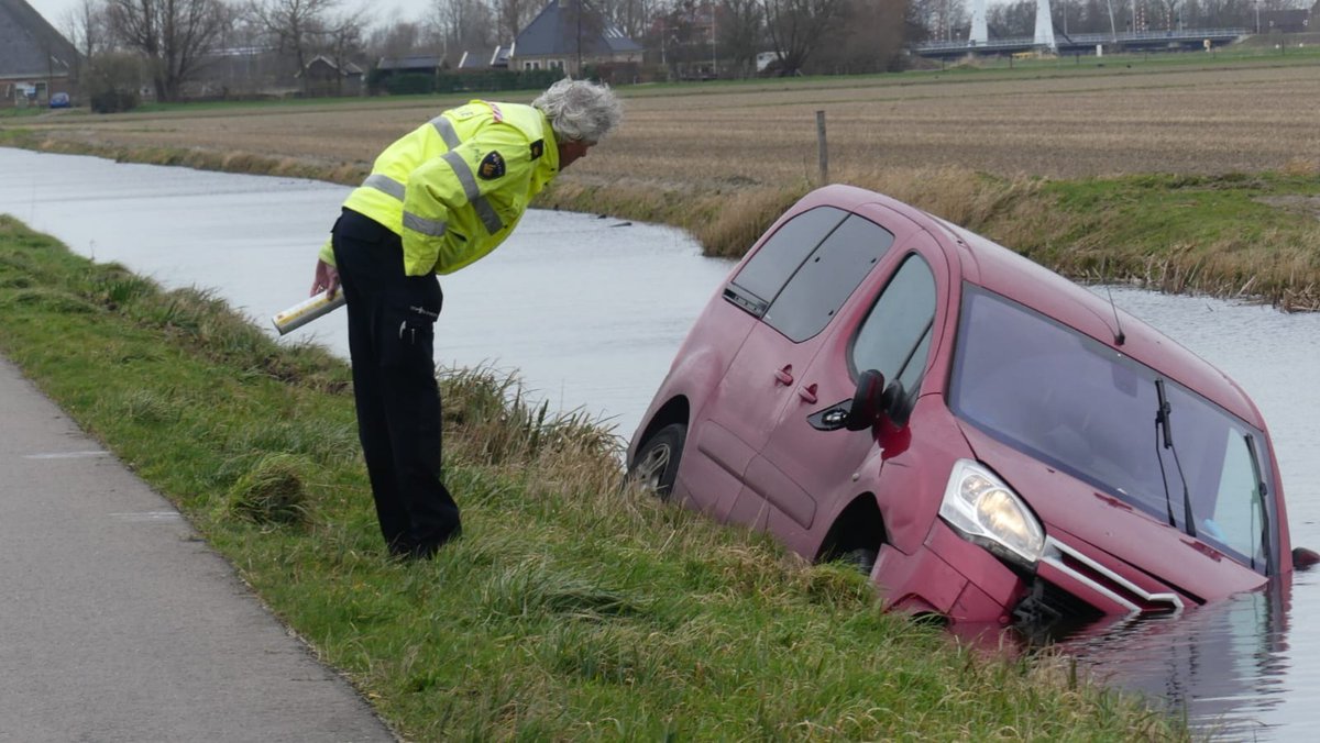 Ongeval in Schagerbrug: fietser gewond en auto te water..