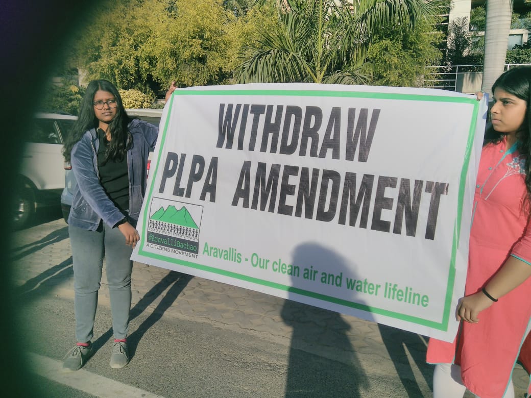 pallaviti's tweet photo. Aravalli is the lungs of NCR and today the silence was loud enough to convey the msg that we want Aravalli to flourish.We won't let it go #AravalliBachao #WithdrawPLPAamendmentbill @mlkhattar @narendramodi @Dchautala @rakeshdaultabad @cmohry @rajeevdTOI @PMOIndia https://t.co/OycD5bQGi3