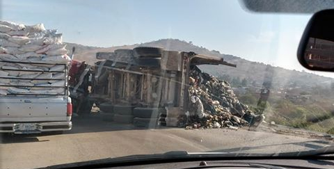Trafico_ZMG's tweet photo. Camión volcado en Nuevo Periférico, a la altura de CuTonalá, toma tus precauciones al circular por la zona #ReporteZMG https://t.co/E16oRw5tDG