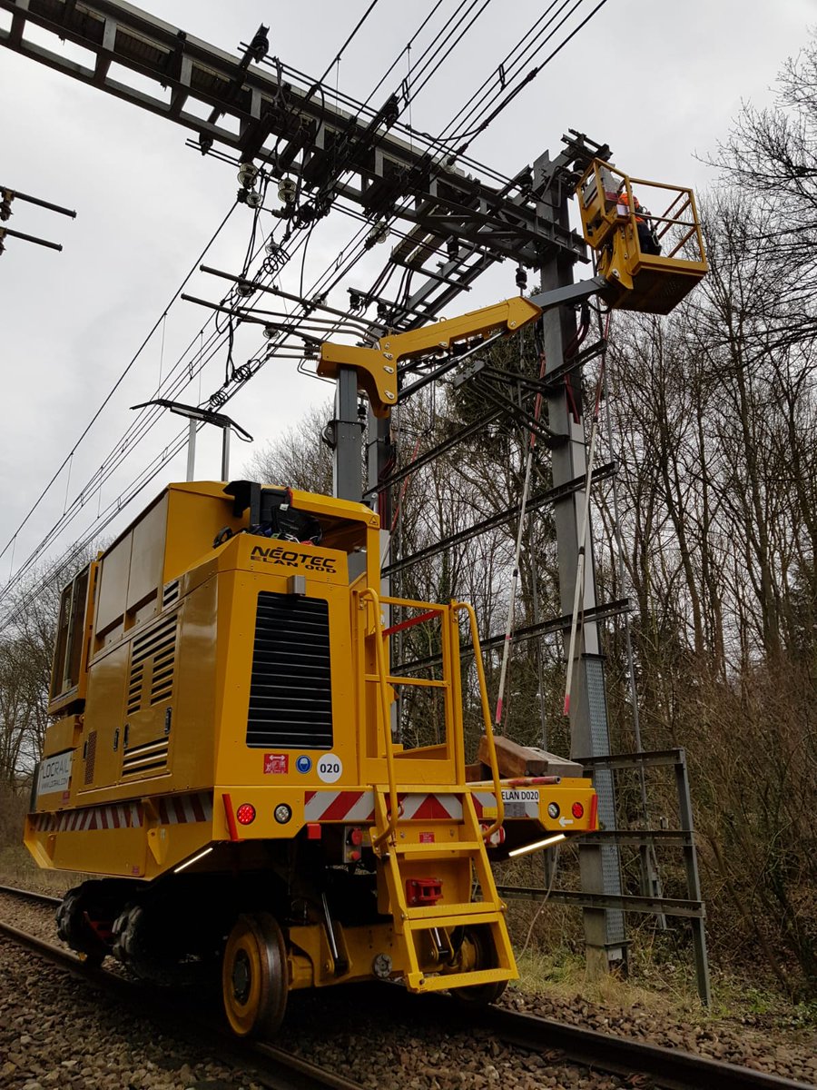 On n'imagine pas toujours les moyens qu'il faut déployer pour la maintenance du <a href="/RERC_SNCF/">RER C</a>. Ici une intervention sur les équipements d'alimentation de la caténaire <a href="/SNCFReseau/">SNCF Réseau</a> #IPSO