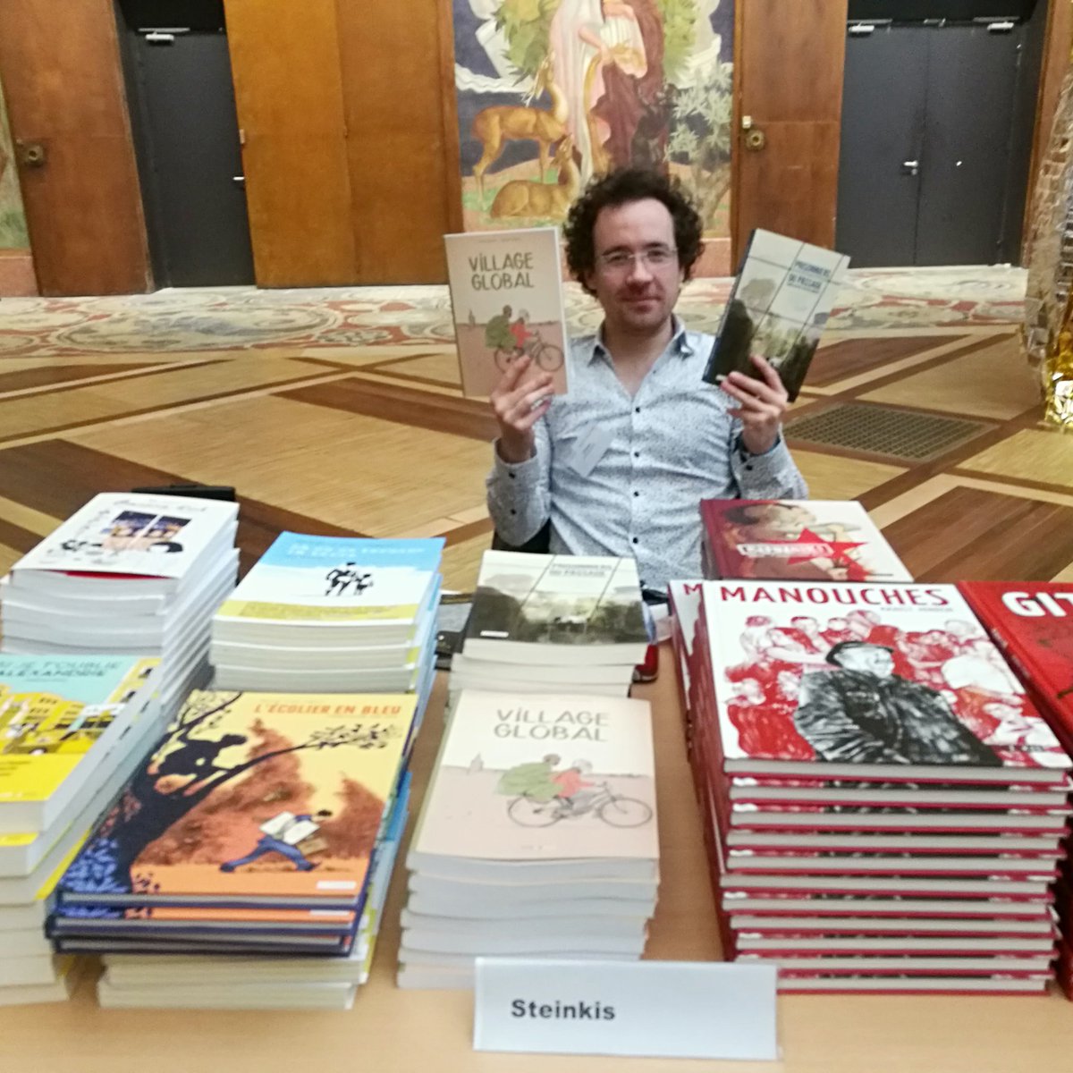 Raphaël, notre libraire de chic et de choc, vous accueille au @ppdoree et a plein de bandes dessinées à vous recommander dans le cadre du salon #LittExil sur les littératures de l'exil et de la migration.

#exil #migration #BD #bandedessinee #litterature #bookfair #salondulivre