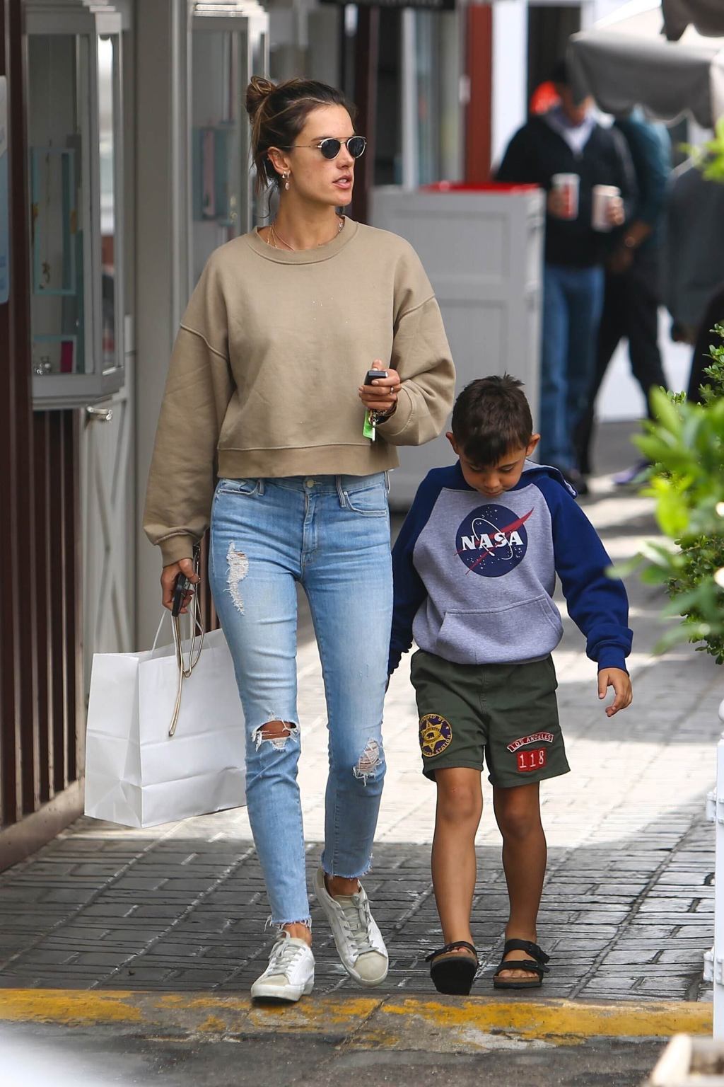 Alessandra ambrosio in jeans outlet