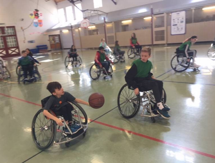 GraniteStateIL's tweet photo. Students at Longview Farm Elementary [in Missouri] learned about the challenges of wheelchair basketball from classmate Isaac Murdock, who uses a wheelchair &amp; wheelchair basketball athletes as a part of a Midwest Adaptive Sports program #GSIL #disABILITY

https://t.co/3YzbWR94NL https://t.co/f0ePQTvTLA