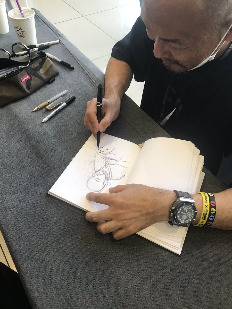 MAN. I met a legend I've never thought I'll meet here in Manila ? I was kinda feeling bad I wasnt able to buy @kimjunggius artbook cos it was already sold out when we arrived so I just took out my pencil and sketchpad and just started DRAWING HIM WHILE LINING UP HAHAHA 1/3 